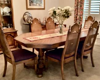 Dinning Room Table (6) with 2 leafs and padding