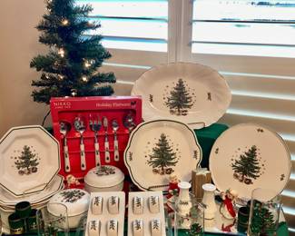 Niko Christmas plates and accessories