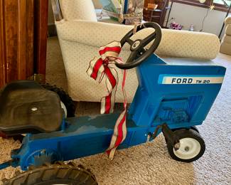 Vtg. Child's riding Ford tractor, TW 20 - w/cart - in GREAT condition