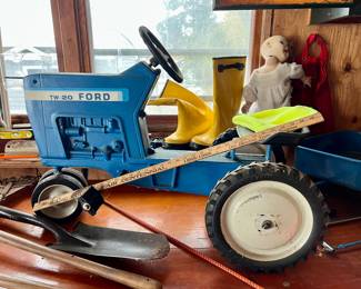 Vtg. Child's riding Ford tractor, TW 20 - w/cart - in GREAT condition