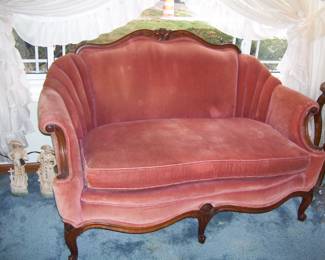 VELVET SETTEE