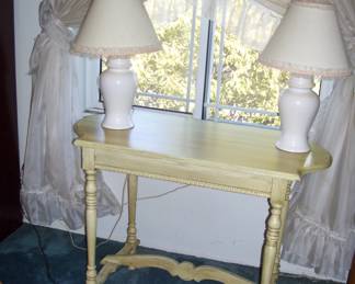 VTG. WRITING DESK - PAIR OF LAMPS