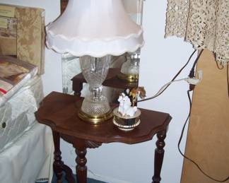 VTG TABLE - LAMP- ETC