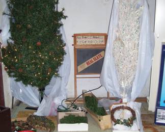 TWINKING WHITE TREE - LIGHTED GREEN TREE AND VARIOUS WREATHS