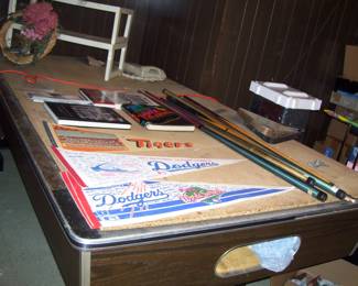 DODGER SIGNNED BANNER 88 WORLD SERIES ETC - CUE STICKS