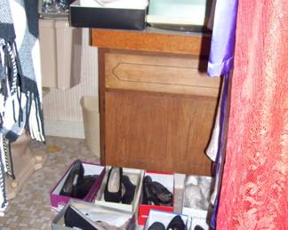 LADIES HIGHER END FOOTWARE SIZES 9 1/2 -10