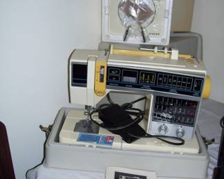SINGER 6268 SEWING MACHINE W/EMBROIDERY ATTACHMENT