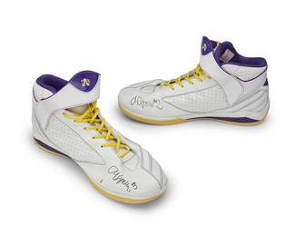 2022
Trevor Ariza Lakers Number 3 Game-Worn Nike Shoes
A pair of white leather shoes with purple trim, each shoe autographed to the toe box in black Sharpie
2 pieces
Size: 13.5
Estimate: $100 - $200