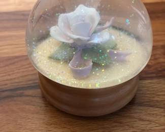 Vintage Flower Snow Globe