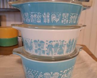 Set of 1956 Pyrex Butterprint Casserole Bowls with lids