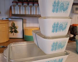 Set of 1956 Pyrex Butterprint Refrigerator Dishes with lids