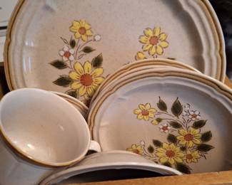 Vintage Crown Manor "Spring Daisy" 8-place setting, total 39 Pieces- minus 1 dinner plate