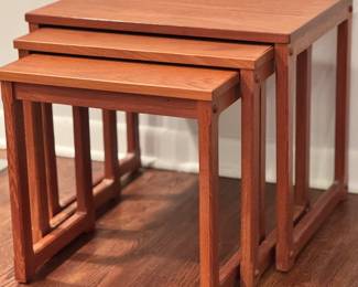 Set Teak Nesting Tables