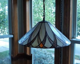 Hanging lamp, has three bulbs for extra brightness