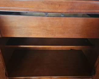 Has a pull-out drawer for storing alcohol-related items