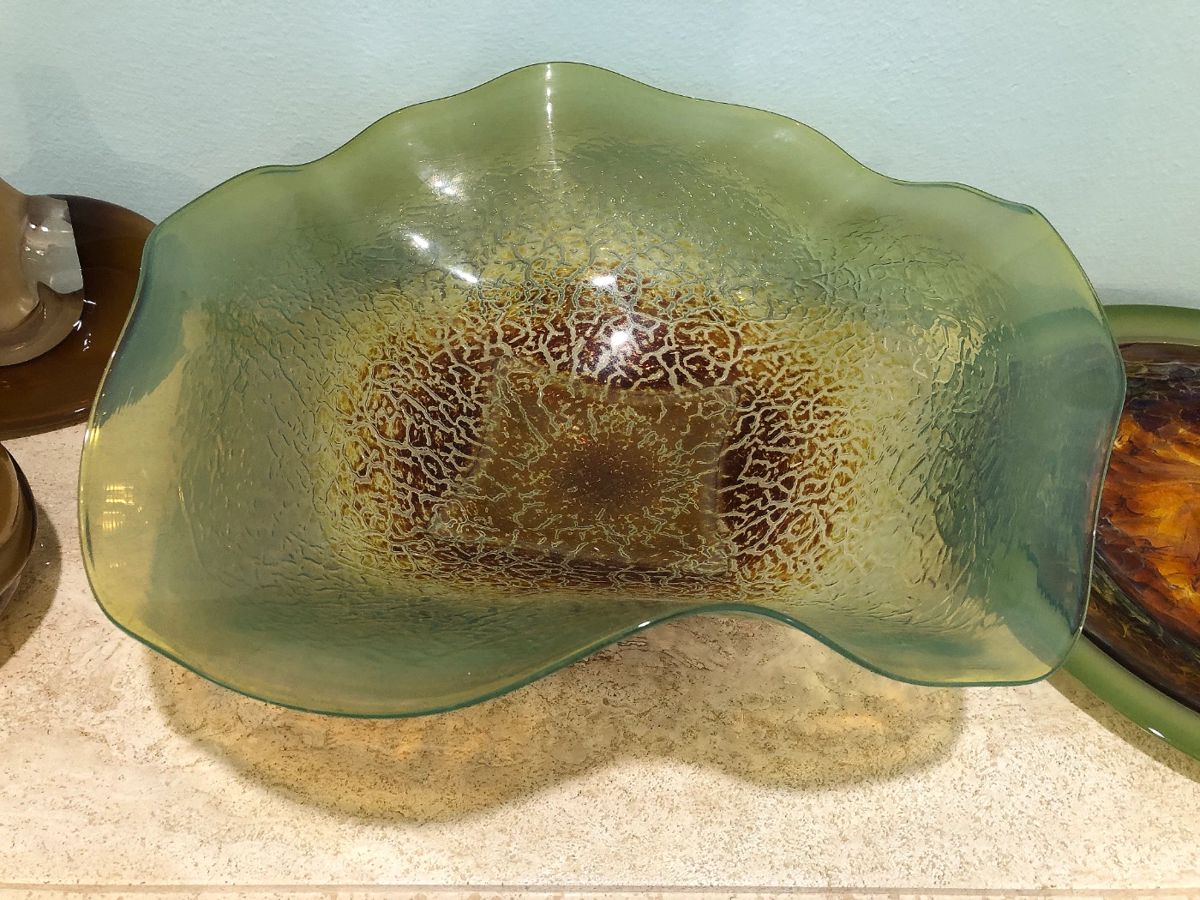 Impressive Willsea O’Brien hand-blown iridized art glass centerpiece bowl 