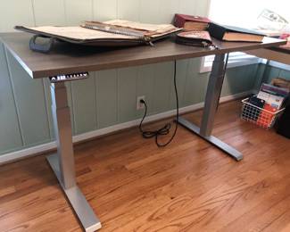 Cubespace electric height-adjustable work table/desk