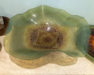 Impressive Willsea O’Brien hand-blown iridized art glass centerpiece bowl