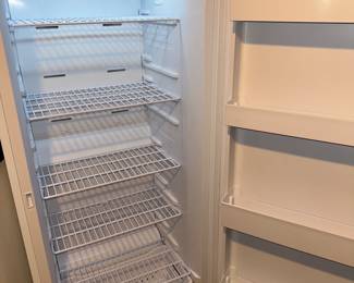 UPRIGHT FREEZER 
