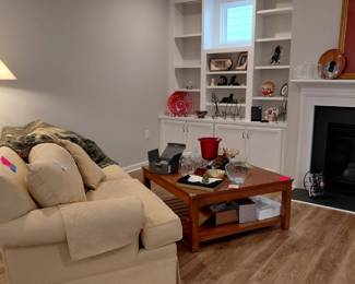 Beautiful Ethan Allen sofa and coffee table