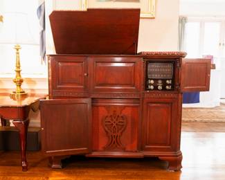 Capeheart "De Luxe" Radio Phonograph