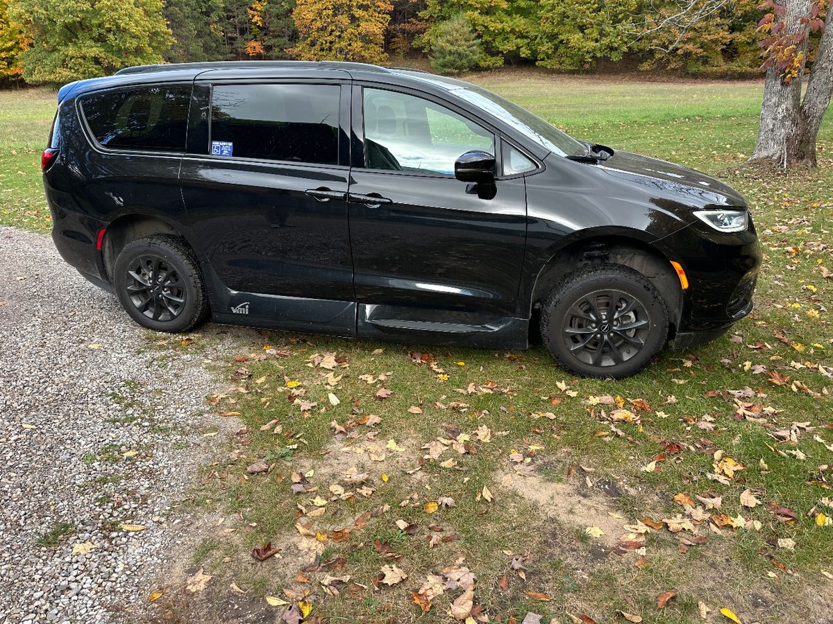 2021 Chrysler Pacifica Glock Mobility wheelchair van with 17,325 miles! 