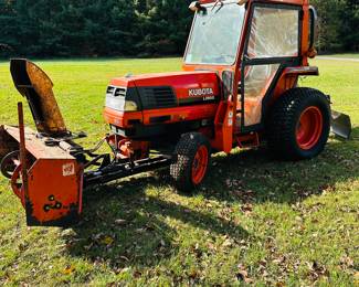 Kubota L3600 with only 800 hours! Attachments include: snowblower, back blade, mowing deck, bucket