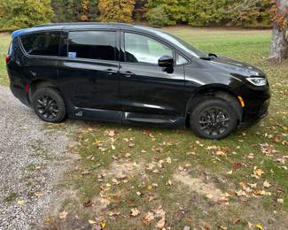 2021 Chrysler Pacifica Glock Mobility wheelchair van with 17,325 miles! 