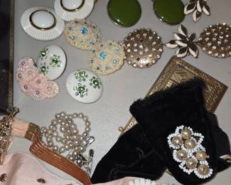 Lots of vintage jewlery