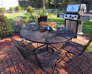 Round patio table & chairs