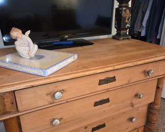 Primitive looking 4 drawer chest