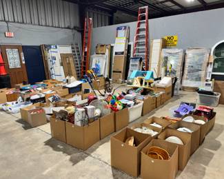 Box Lots of misc items, Household, Home Decor, Home Improvement and Holiday Orlando