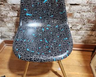 MID CENTURY MODERN EAMES ERA FIBERGLASS CHAIR