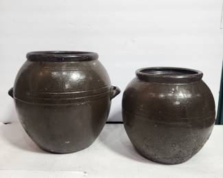 2 GARDEN POTS