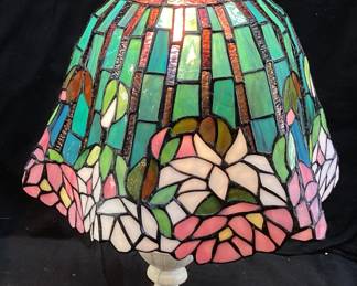 TIFFANY STYLE SLAG GLASS TABLE LAMP w ALABASTER BASE