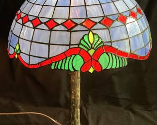 TIFFANY STYLE LEADED SLAG GLASS SHADE TABLE LAMP