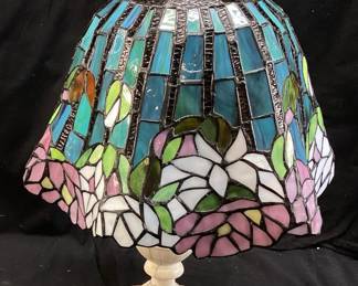 TIFFANY STYLE SLAG GLASS TABLE LAMP w ALABASTER BASE
