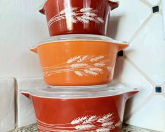 vintage Pyrex Autumn Harvest Wheat casserole dishes with lids.