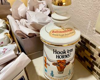 HOOK 'EM HORNS UNIVERSITY OF TEXAS COMMEMORATIVE DECANTER - 30 STRAIGHT FOOTBALL WINS - 1968-1970