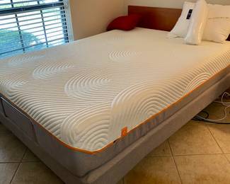 Queen size Tempurpedic, like new