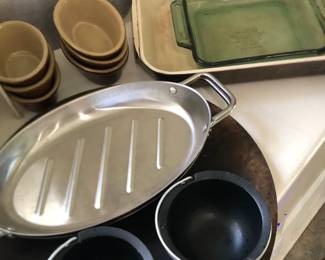 Kitchen items, vintage bowls