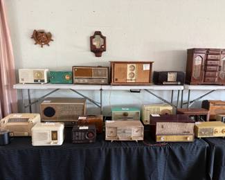 All Vintage Radios are in AS IS unworking condition.