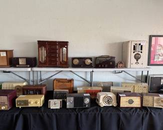 All Vintage Radios are in AS IS unworking condition.