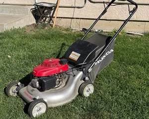 Honda Red Engine Lawn Mower with Easy Start Auto Choke GCV160 and Safety Compliance