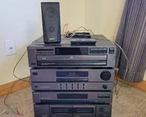 Sony HST-221 Stereo Component System with CDP-C221 Compact Disc Player and Remote Control