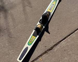 Connelly Solo-Flex Demo Water Ski with Adjustable Black and Tan Bindings and Blue Fin