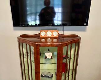 Nice Sony flatscreen TV & vintage curio cabinet
