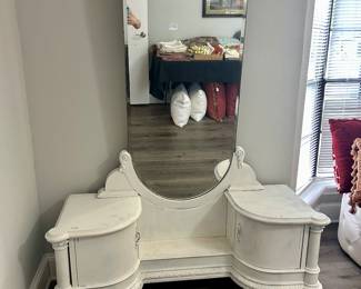 Gorgeous antique vanity with mirror