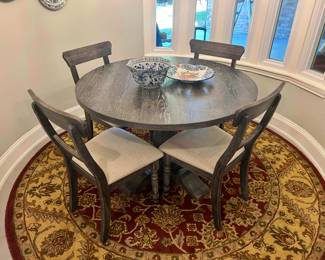 Very nice round kitchen table and chairs