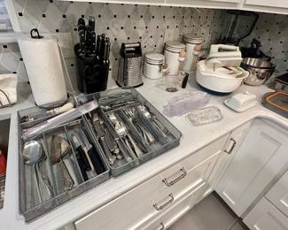 Nice flatware & knife set